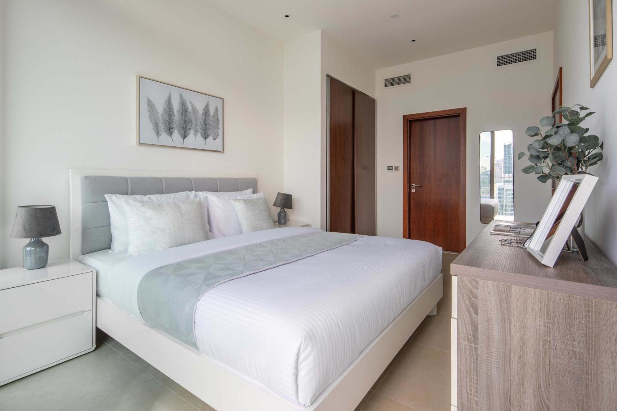 Frank Porter - Marina Gate Apartment *