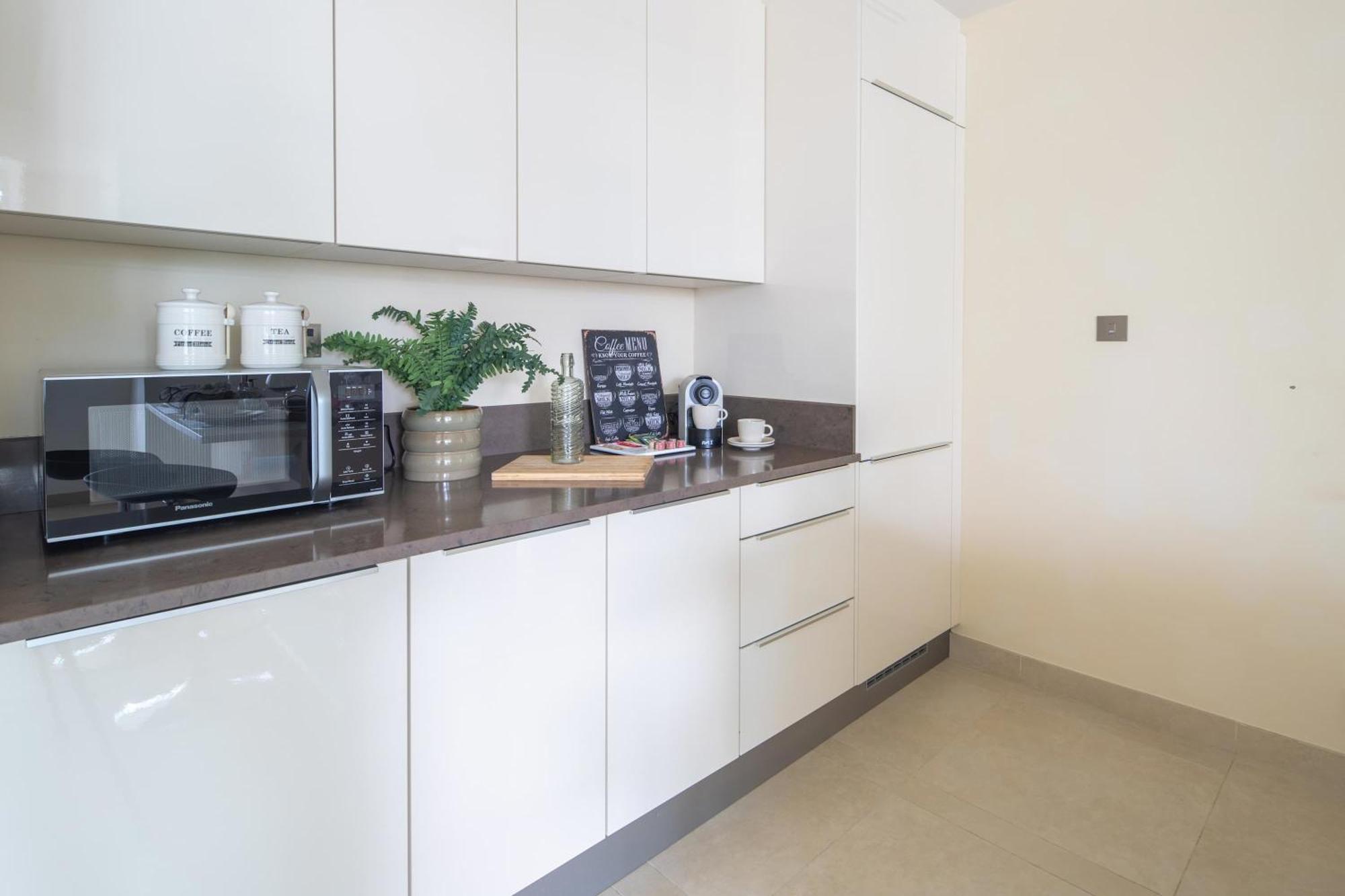 Frank Porter - Marina Gate Apartment Dubai